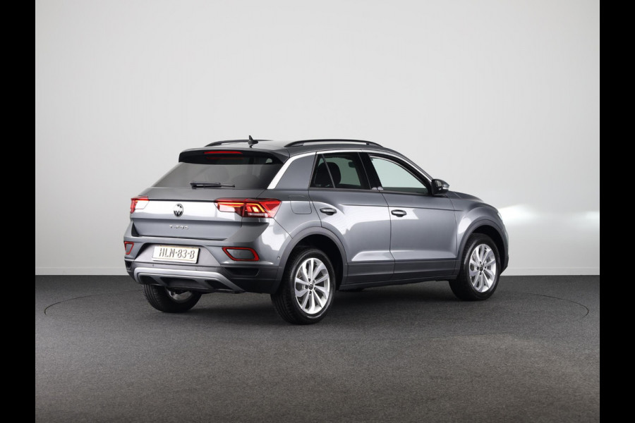 Volkswagen T-Roc Life Edition 1.5 110 kW / 150 pk TSI SUV 7 versn. | Verlengde garantie | Private lease vanaf € 699,- pm | Navigatie via App | Parkeersensoren (Park assist) | Achteruitrijcamera | Adaptieve cruise control |