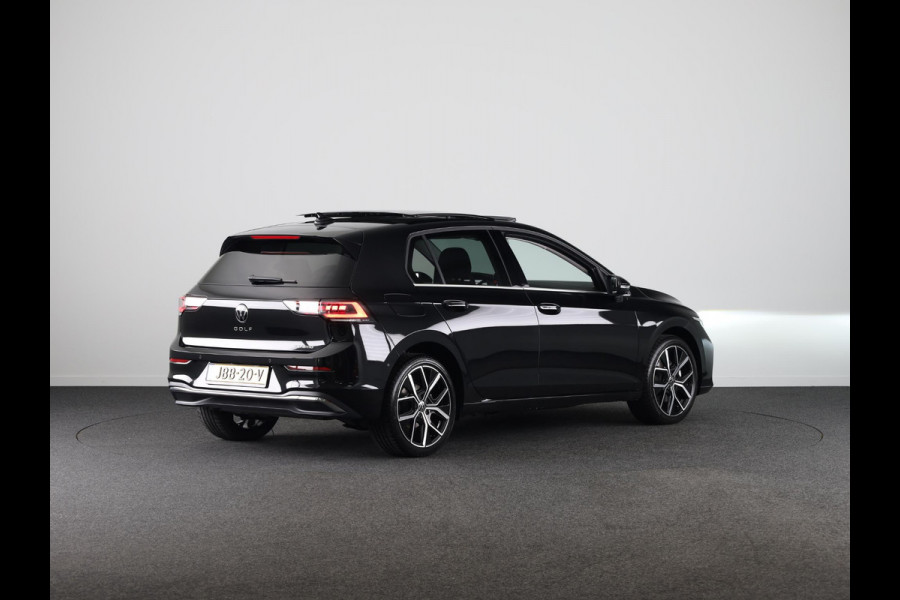 Volkswagen Golf 1.5 eHybrid Style Edition 204PK | Panoramadak | Wegklapbare trekhaak | Sportonderstel | Led matrix | Stoelverwarming | 18 Inch