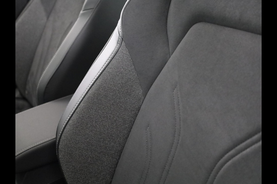 Volkswagen Golf 1.5 eHybrid Style Edition 204PK | Panoramadak | Wegklapbare trekhaak | Sportonderstel | Led matrix | Stoelverwarming | 18 Inch