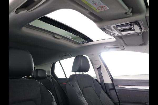 Volkswagen Golf 1.5 eHybrid Style Edition 204PK | Panoramadak | Wegklapbare trekhaak | Sportonderstel | Led matrix | Stoelverwarming | 18 Inch