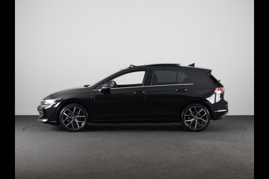 Volkswagen Golf 1.5 eHybrid Style Edition 204PK | Panoramadak | Wegklapbare trekhaak | Sportonderstel | Led matrix | Stoelverwarming | 18 Inch