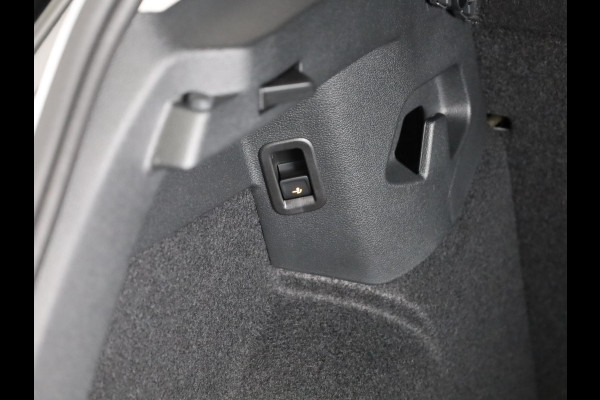 Volkswagen Golf 1.5 eHybrid Style Edition 204PK | Panoramadak | Wegklapbare trekhaak | Sportonderstel | Led matrix | Stoelverwarming | 18 Inch