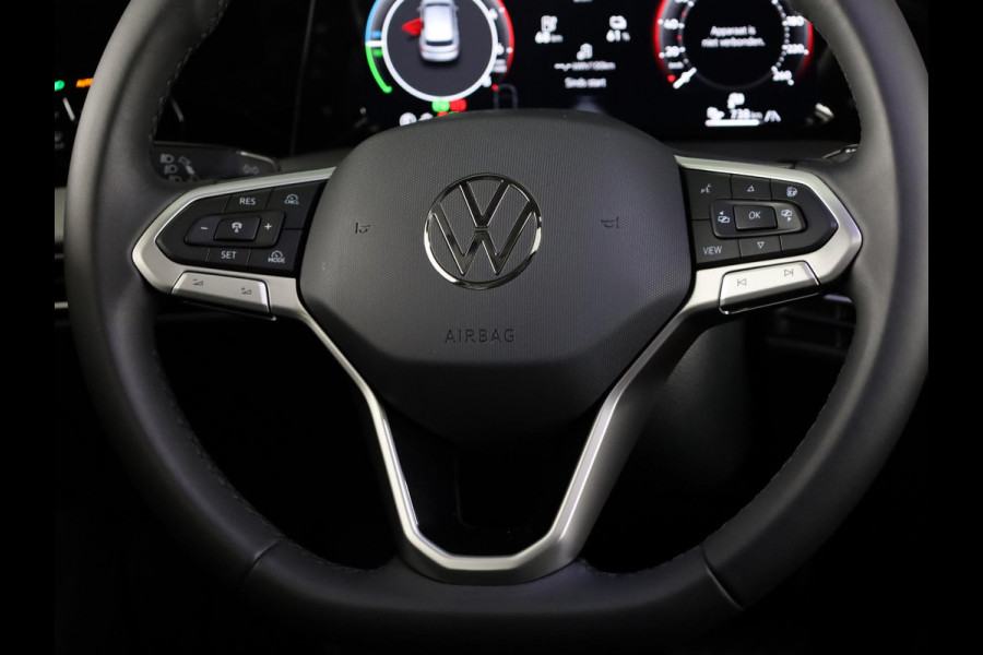Volkswagen Golf 1.5 eHybrid Style Edition 204PK | Panoramadak | Wegklapbare trekhaak | Sportonderstel | Led matrix | Stoelverwarming | 18 Inch