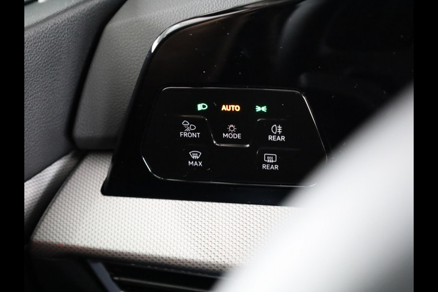Volkswagen Golf 1.5 eHybrid Style Edition 204PK | Panoramadak | Wegklapbare trekhaak | Sportonderstel | Led matrix | Stoelverwarming | 18 Inch
