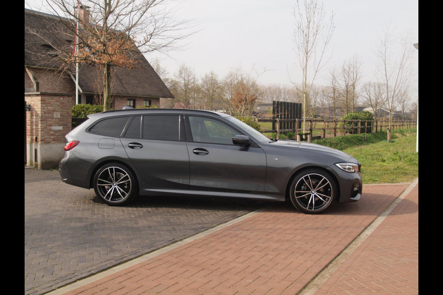 BMW 3 Serie Touring 318i Business Edition | M-pakket | Sfeerverlichting | Automaat | Apple Carplay | NL-Auto |