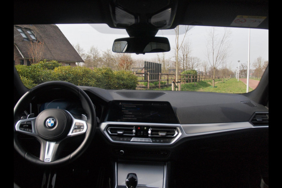 BMW 3 Serie Touring 318i Business Edition | M-pakket | Sfeerverlichting | Automaat | Apple Carplay | NL-Auto |