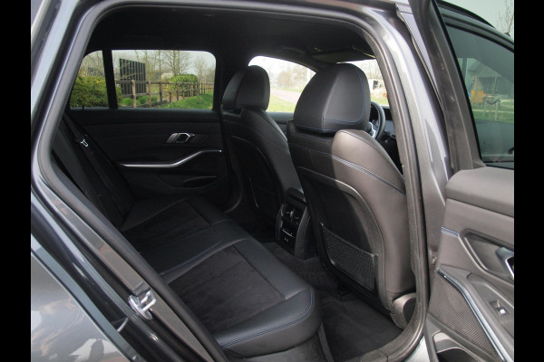 BMW 3 Serie Touring 318i Business Edition | M-pakket | Sfeerverlichting | Automaat | Apple Carplay | NL-Auto |