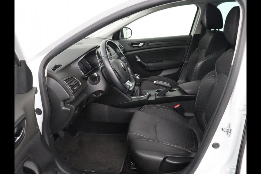 Renault Mégane 1.2 TCe Limited | Trekhaak | Carplay | Navigatie | Keyless | Climate control | DAB | Parkeerhulp | Cruise control | Bluetooth | Getint glas