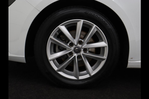 Renault Mégane 1.2 TCe Limited | Trekhaak | Carplay | Navigatie | Keyless | Climate control | DAB | Parkeerhulp | Cruise control | Bluetooth | Getint glas