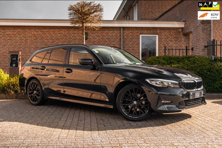 BMW 3 Serie Touring 320d Executive Edition LED Half/Leder Stoelverwarming Trekhaak 19''