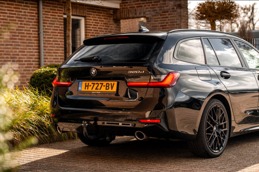 BMW 3 Serie Touring 320d Executive Edition LED Half/Leder Stoelverwarming Trekhaak 19''