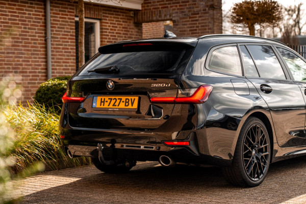BMW 3 Serie Touring 320d Executive Edition LED Half/Leder Stoelverwarming Trekhaak 19''