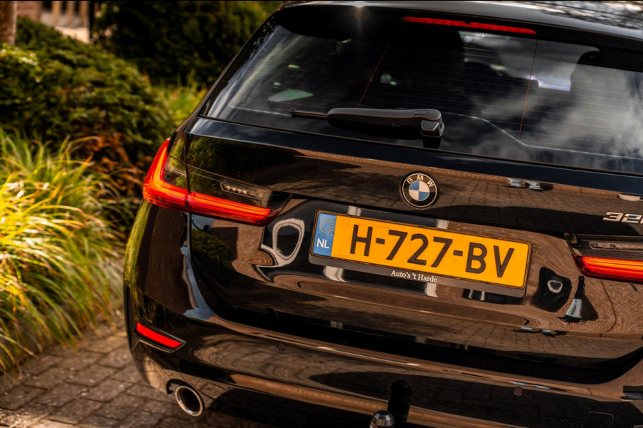 BMW 3 Serie Touring 320d Executive Edition LED Half/Leder Stoelverwarming Trekhaak 19''
