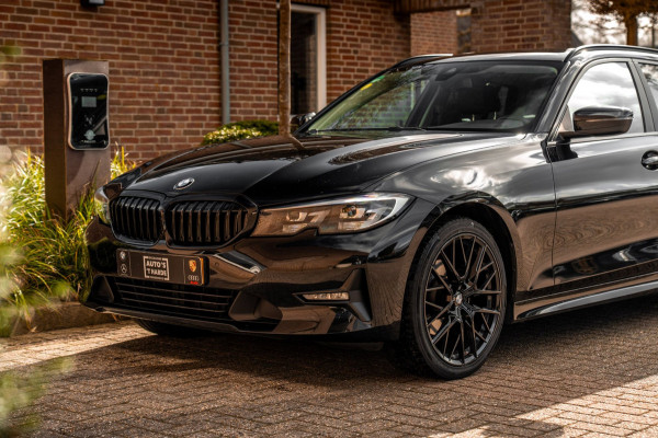 BMW 3 Serie Touring 320d Executive Edition LED Half/Leder Stoelverwarming Trekhaak 19''