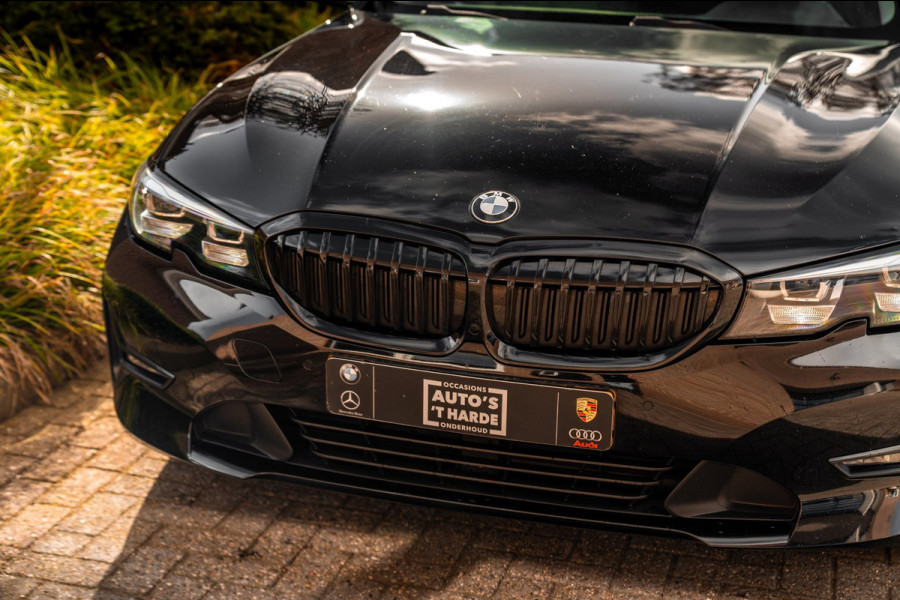 BMW 3 Serie Touring 320d Executive Edition LED Half/Leder Stoelverwarming Trekhaak 19''