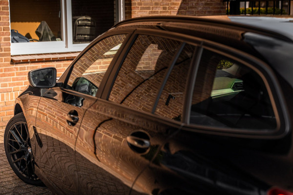 BMW 3 Serie Touring 320d Executive Edition LED Half/Leder Stoelverwarming Trekhaak 19''