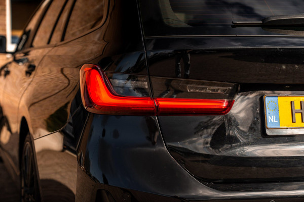 BMW 3 Serie Touring 320d Executive Edition LED Half/Leder Stoelverwarming Trekhaak 19''