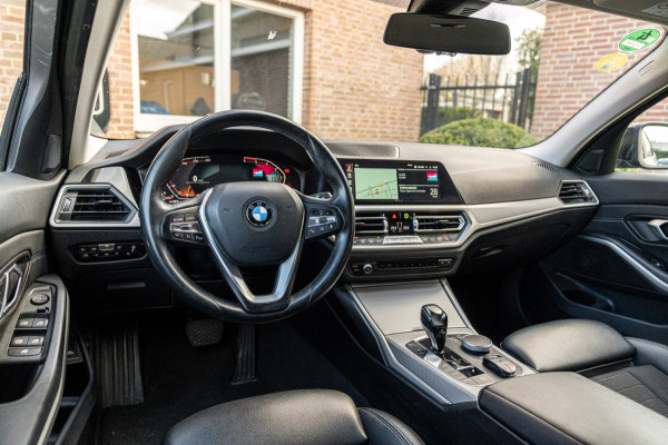 BMW 3 Serie Touring 320d Executive Edition LED Half/Leder Stoelverwarming Trekhaak 19''