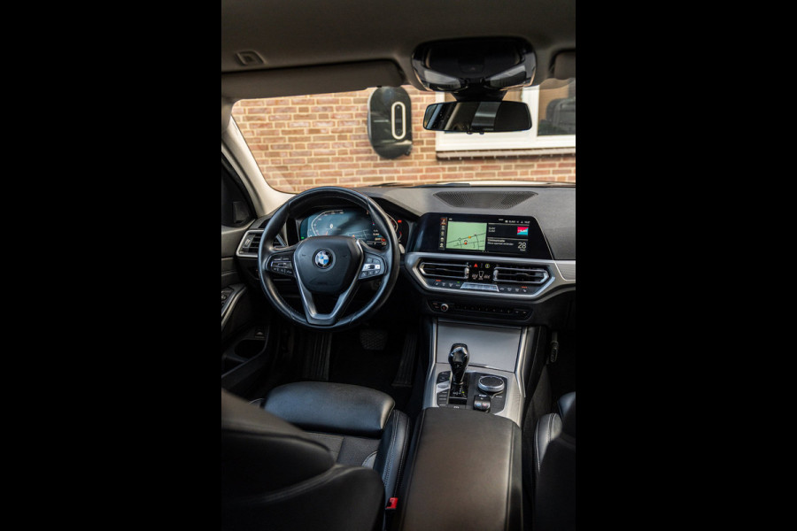 BMW 3 Serie Touring 320d Executive Edition LED Half/Leder Stoelverwarming Trekhaak 19''