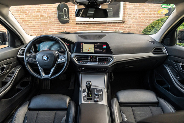 BMW 3 Serie Touring 320d Executive Edition LED Half/Leder Stoelverwarming Trekhaak 19''