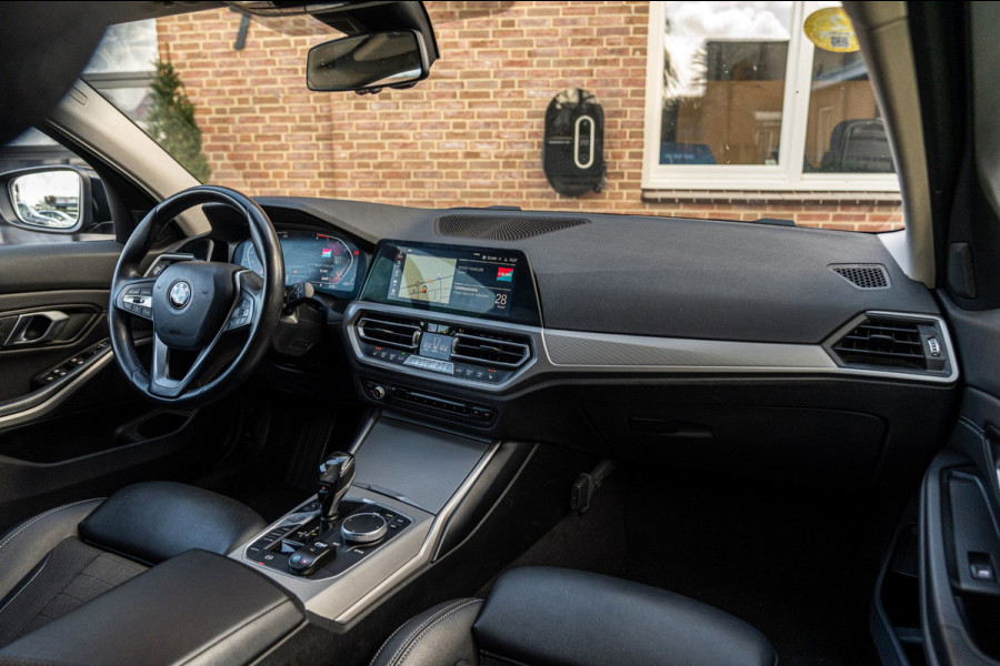 BMW 3 Serie Touring 320d Executive Edition LED Half/Leder Stoelverwarming Trekhaak 19''