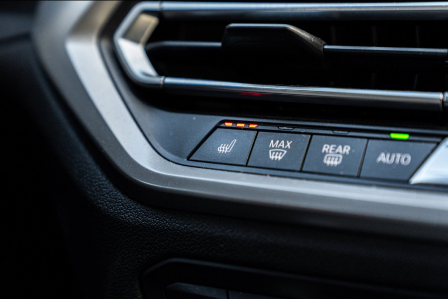 BMW 3 Serie Touring 320d Executive Edition LED Half/Leder Stoelverwarming Trekhaak 19''