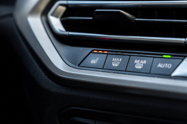 BMW 3 Serie Touring 320d Executive Edition LED Half/Leder Stoelverwarming Trekhaak 19''