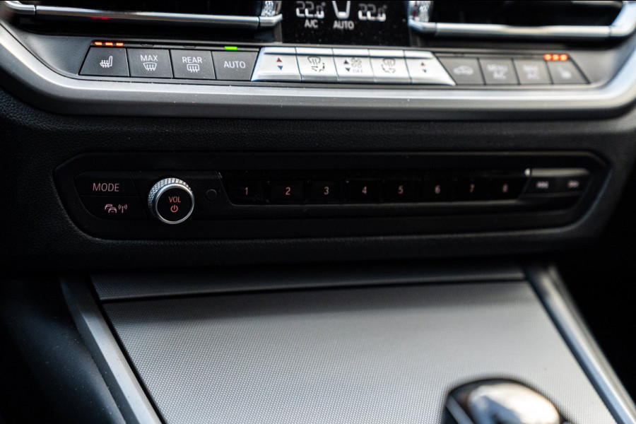 BMW 3 Serie Touring 320d Executive Edition LED Half/Leder Stoelverwarming Trekhaak 19''