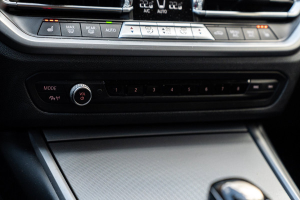 BMW 3 Serie Touring 320d Executive Edition LED Half/Leder Stoelverwarming Trekhaak 19''