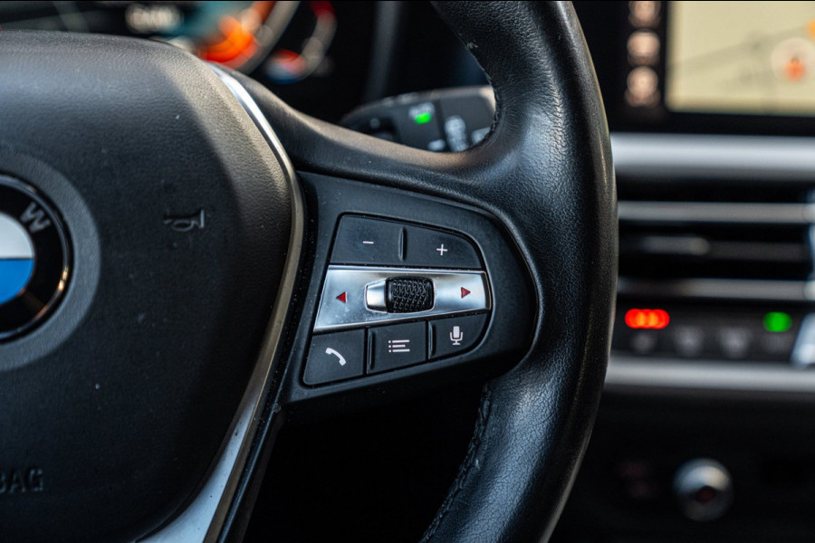 BMW 3 Serie Touring 320d Executive Edition LED Half/Leder Stoelverwarming Trekhaak 19''