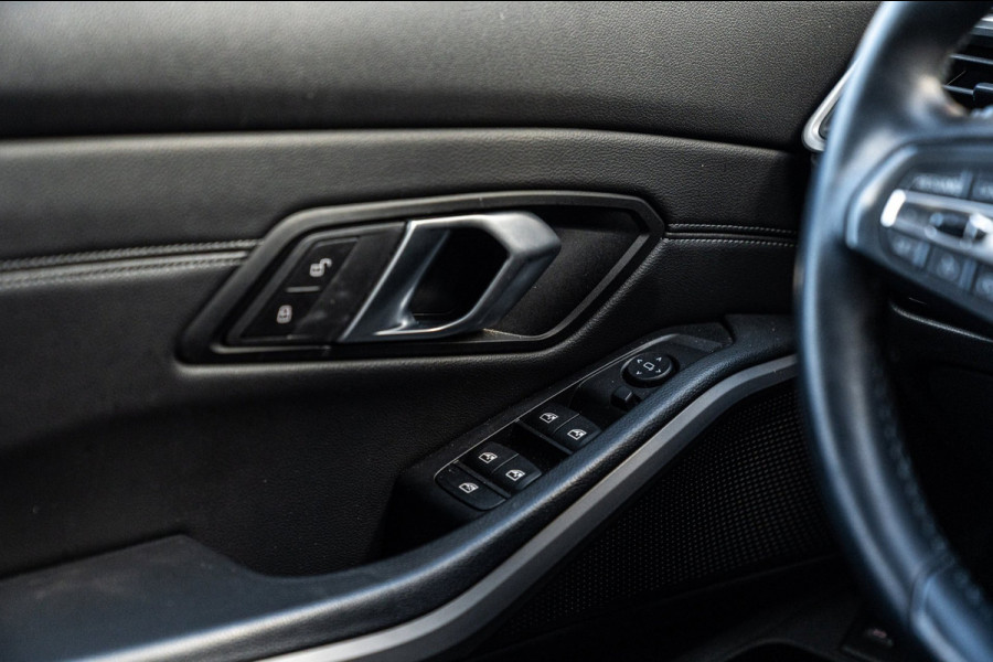 BMW 3 Serie Touring 320d Executive Edition LED Half/Leder Stoelverwarming Trekhaak 19''