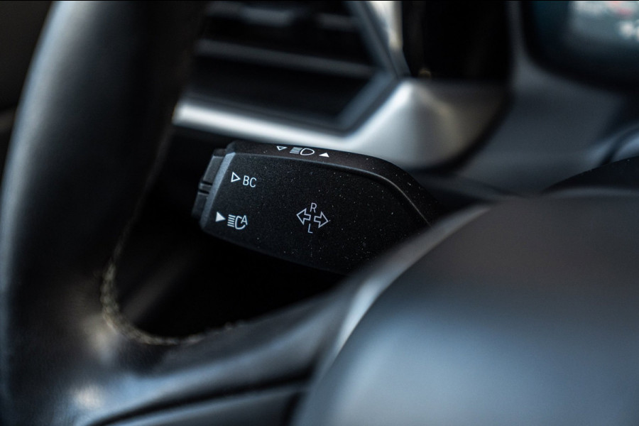 BMW 3 Serie Touring 320d Executive Edition LED Half/Leder Stoelverwarming Trekhaak 19''