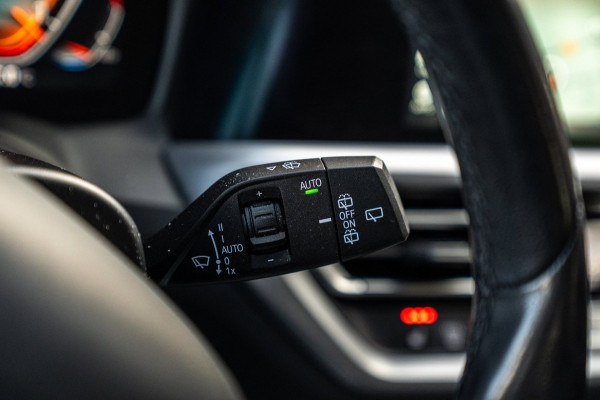 BMW 3 Serie Touring 320d Executive Edition LED Half/Leder Stoelverwarming Trekhaak 19''