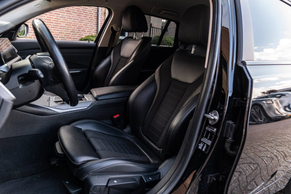 BMW 3 Serie Touring 320d Executive Edition LED Half/Leder Stoelverwarming Trekhaak 19''