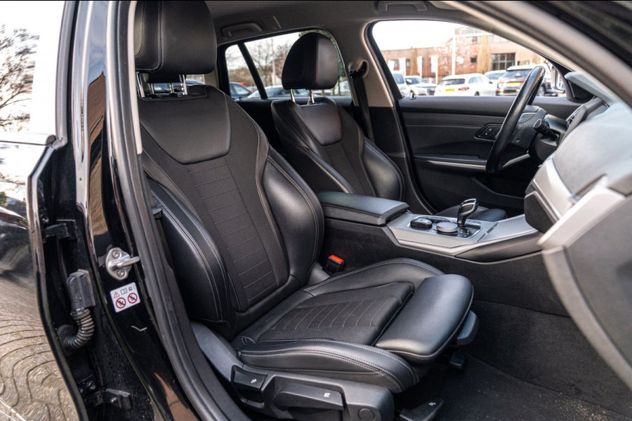 BMW 3 Serie Touring 320d Executive Edition LED Half/Leder Stoelverwarming Trekhaak 19''