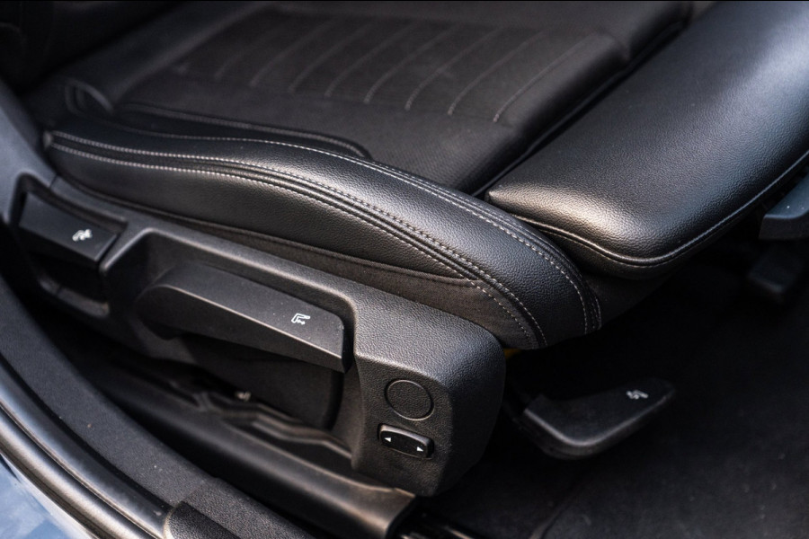 BMW 3 Serie Touring 320d Executive Edition LED Half/Leder Stoelverwarming Trekhaak 19''