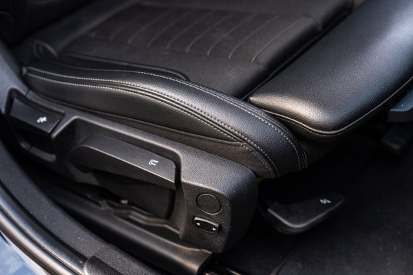 BMW 3 Serie Touring 320d Executive Edition LED Half/Leder Stoelverwarming Trekhaak 19''