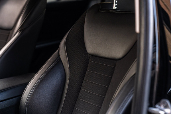 BMW 3 Serie Touring 320d Executive Edition LED Half/Leder Stoelverwarming Trekhaak 19''