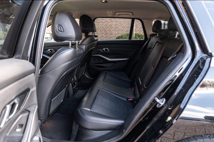 BMW 3 Serie Touring 320d Executive Edition LED Half/Leder Stoelverwarming Trekhaak 19''
