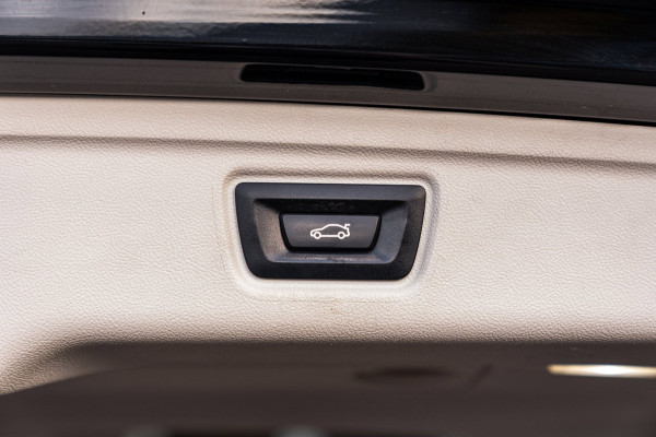 BMW 3 Serie Touring 320d Executive Edition LED Half/Leder Stoelverwarming Trekhaak 19''