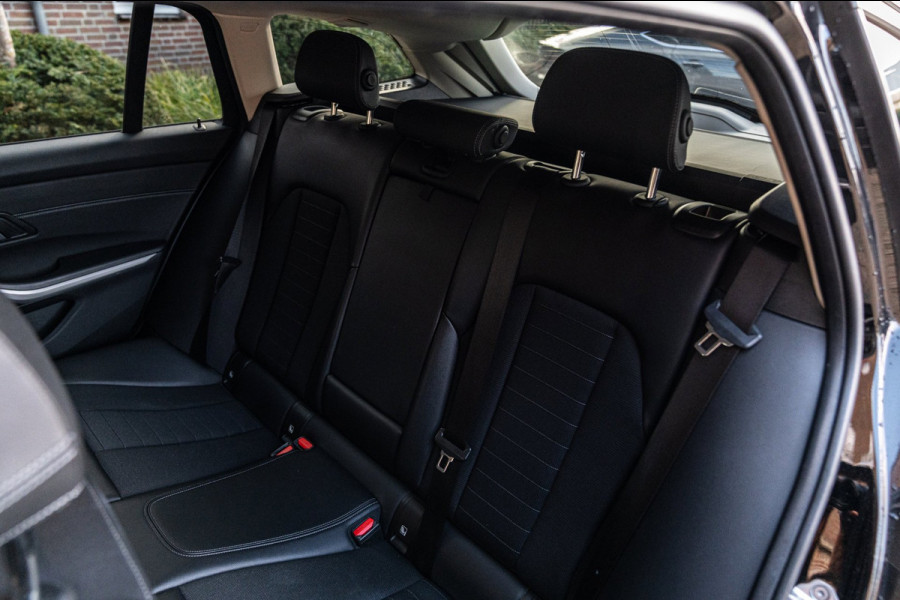 BMW 3 Serie Touring 320d Executive Edition LED Half/Leder Stoelverwarming Trekhaak 19''