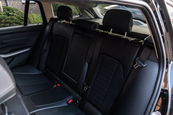 BMW 3 Serie Touring 320d Executive Edition LED Half/Leder Stoelverwarming Trekhaak 19''