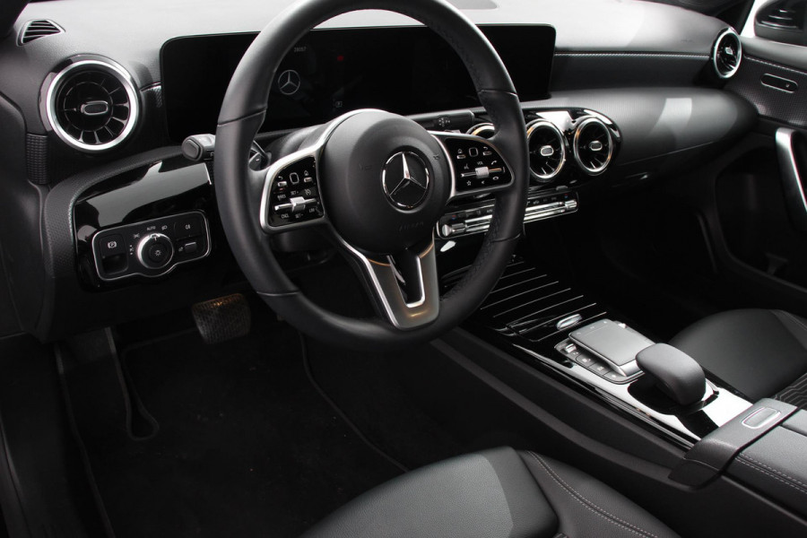 Mercedes-Benz A-Klasse 180 136pk Automaat Progressive Navigatie Parkeersensoren Camera Cruise Control Stoelverwarming Ledverlichting Climate Control