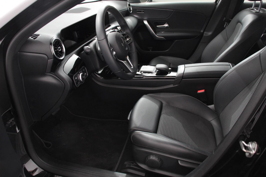 Mercedes-Benz A-Klasse 180 136pk Automaat Progressive Navigatie Parkeersensoren Camera Cruise Control Stoelverwarming Ledverlichting Climate Control