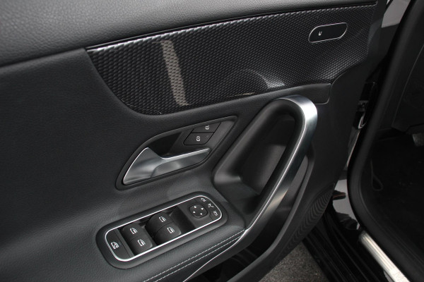 Mercedes-Benz A-Klasse 180 136pk Automaat Progressive Navigatie Parkeersensoren Camera Cruise Control Stoelverwarming Ledverlichting Climate Control