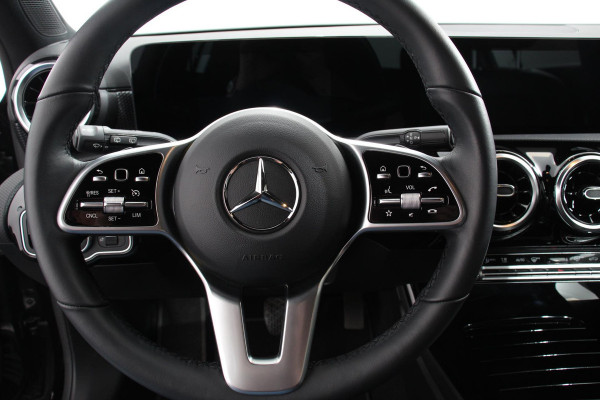 Mercedes-Benz A-Klasse 180 136pk Automaat Progressive Navigatie Parkeersensoren Camera Cruise Control Stoelverwarming Ledverlichting Climate Control