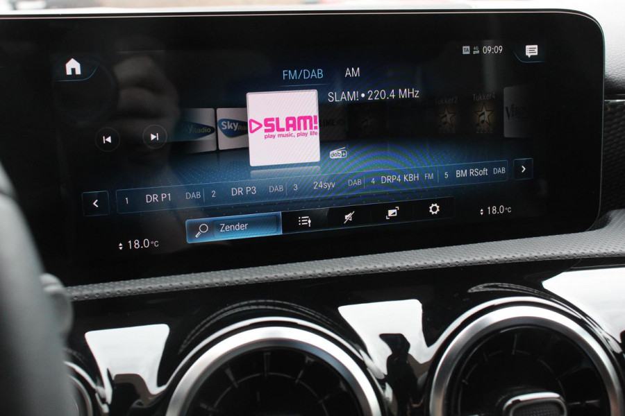 Mercedes-Benz A-Klasse 180 136pk Automaat Progressive Navigatie Parkeersensoren Camera Cruise Control Stoelverwarming Ledverlichting Climate Control