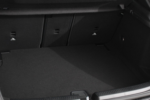 Mercedes-Benz A-Klasse 180 136pk Automaat Progressive Navigatie Parkeersensoren Camera Cruise Control Stoelverwarming Ledverlichting Climate Control