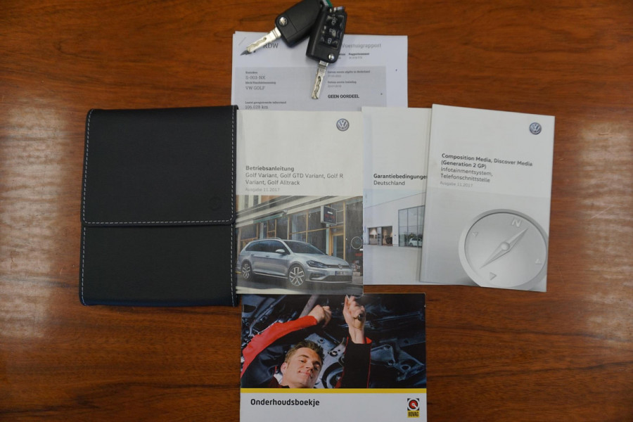 Volkswagen Golf 1.0 TSI 110PK Highline/19 Inch/Liefhebbersauto!!/ Moet gezien worden!!