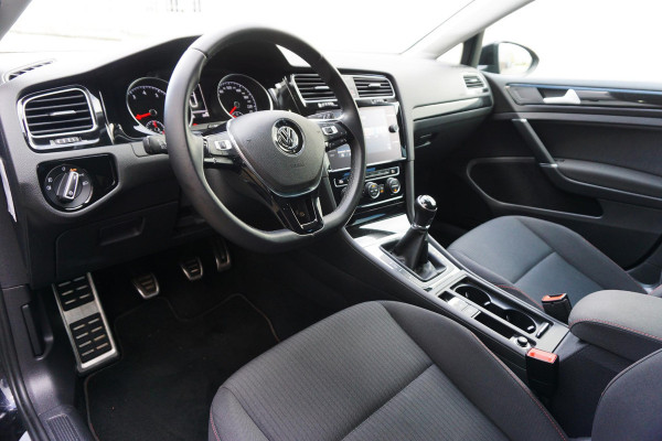 Volkswagen Golf 1.0 TSI 110PK Highline/19 Inch/Liefhebbersauto!!/ Moet gezien worden!!